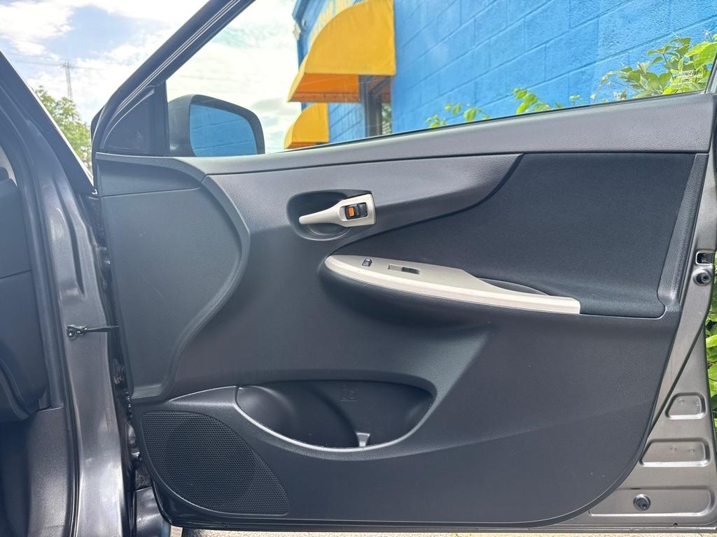 Toyota Corolla S 5-Speed MT 2013