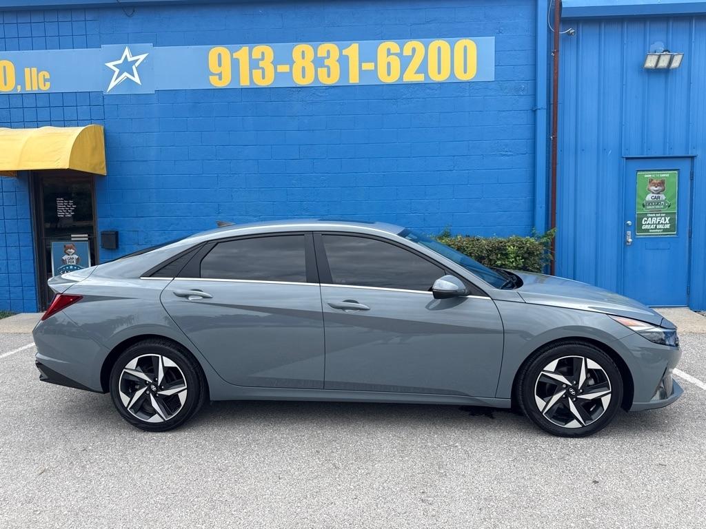 Hyundai Elantra  2022