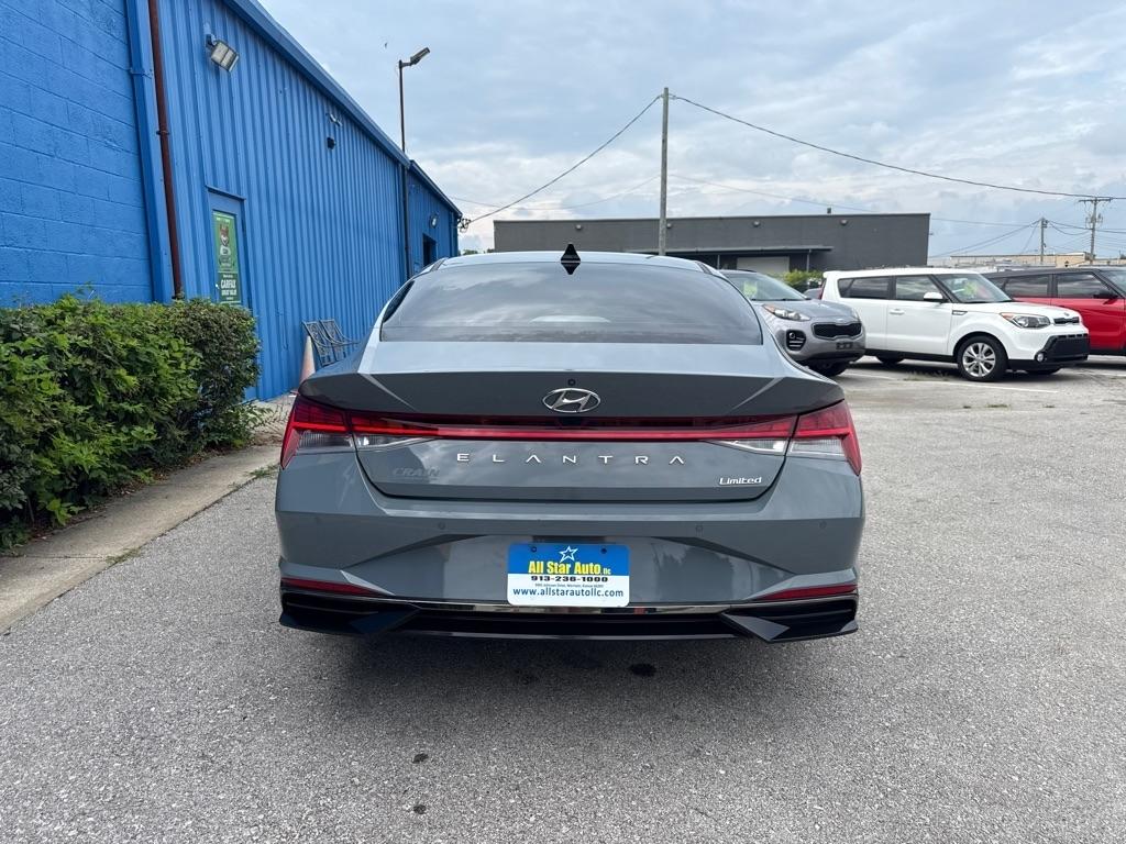 Hyundai Elantra  2022