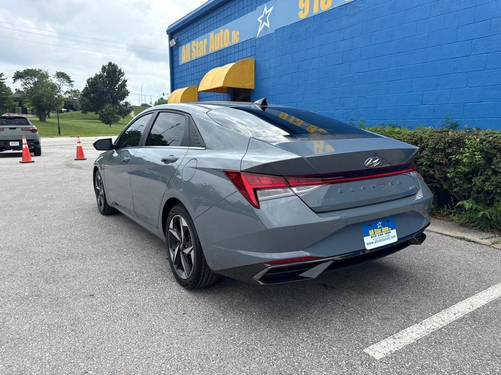Hyundai Elantra  2022