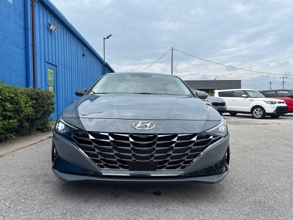 Hyundai Elantra  2022