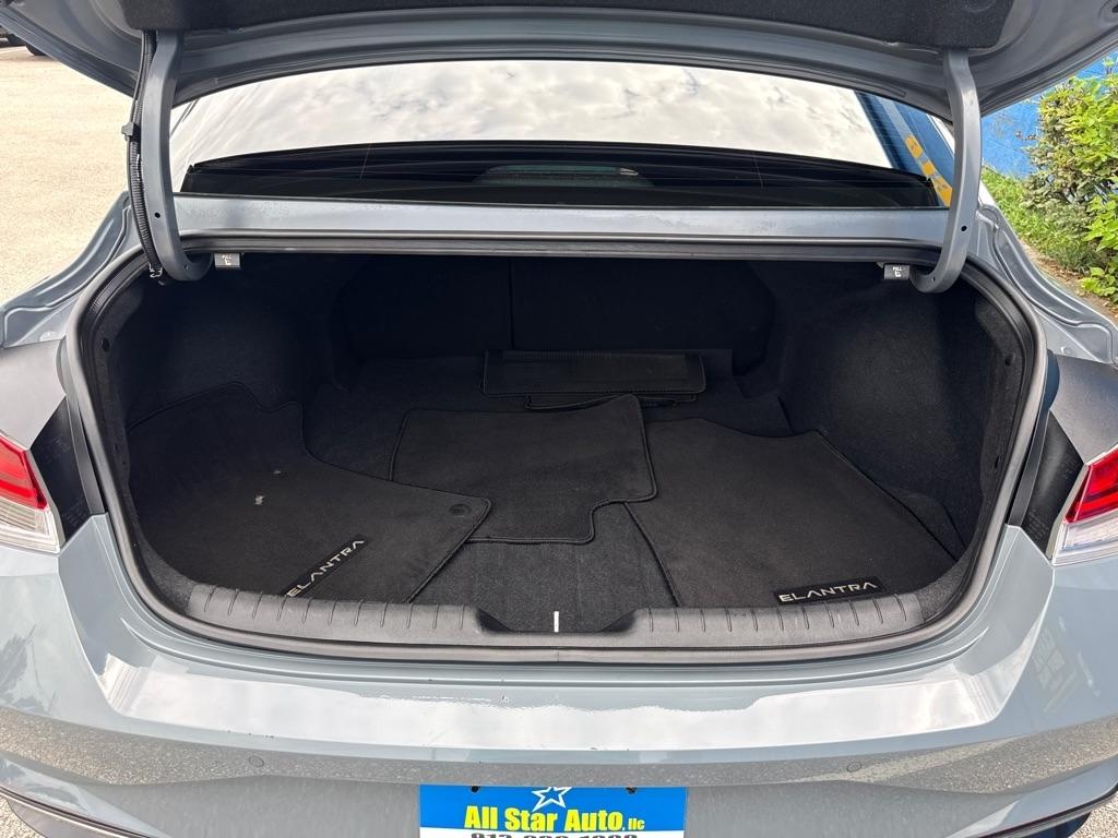 Hyundai Elantra  2022