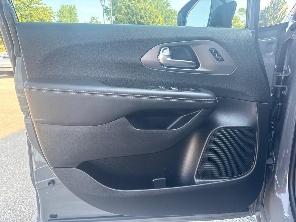 Chrysler Pacifica Select AWD 2025