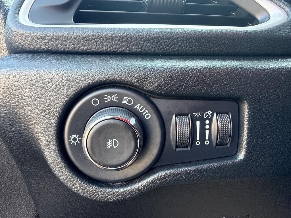 Chrysler Pacifica Select AWD 2025