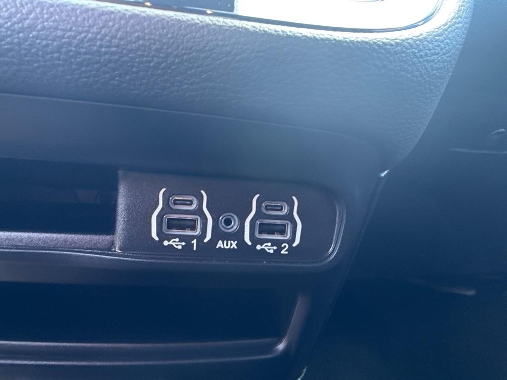 Chrysler Pacifica Select AWD 2025