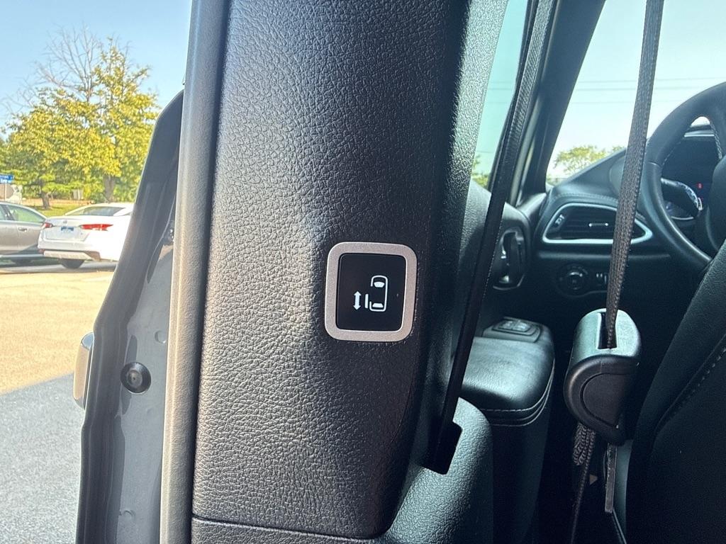 Chrysler Pacifica Select AWD 2025