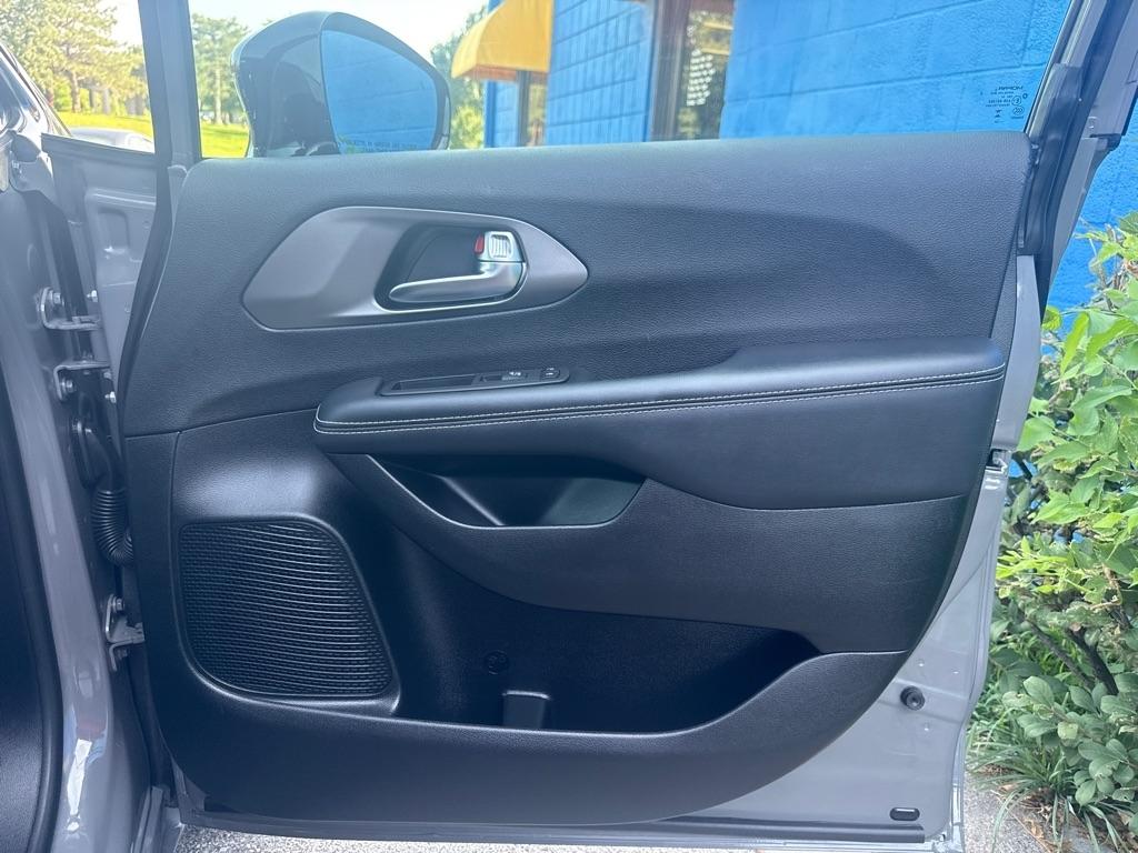 Chrysler Pacifica Select AWD 2025