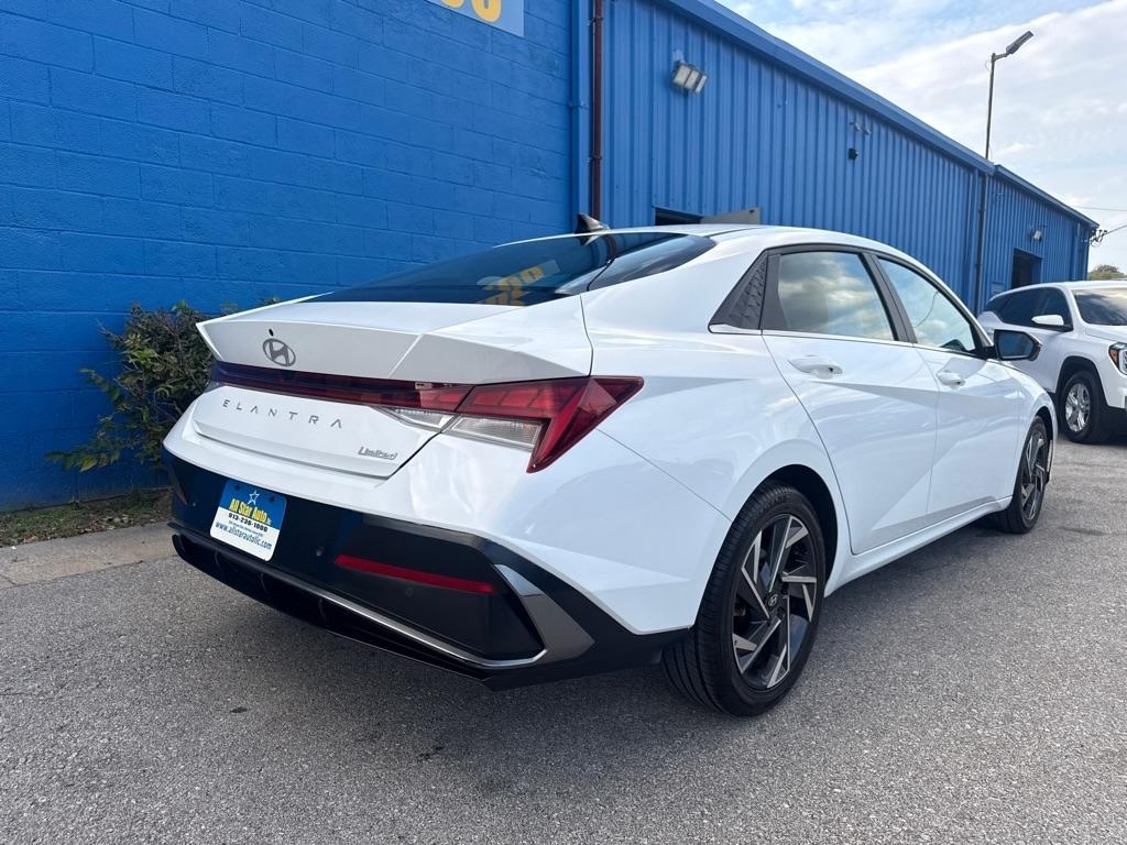 Hyundai Elantra  2024