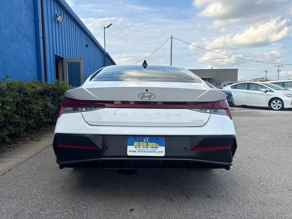 Hyundai Elantra  2024