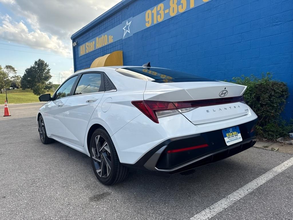 Hyundai Elantra  2024