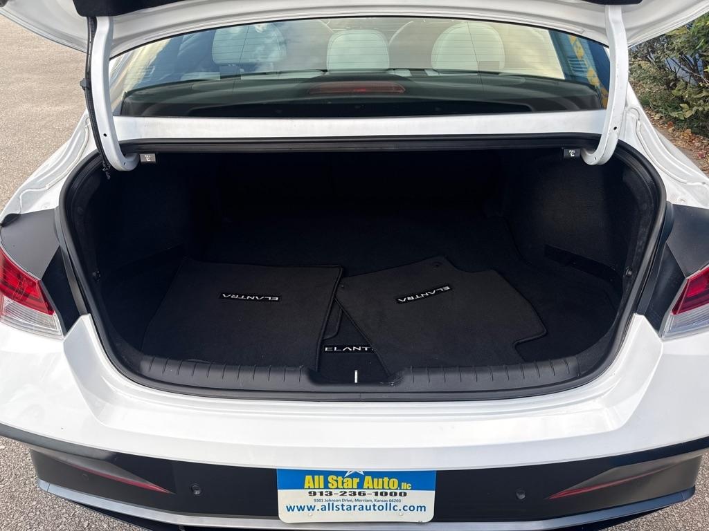 Hyundai Elantra  2024