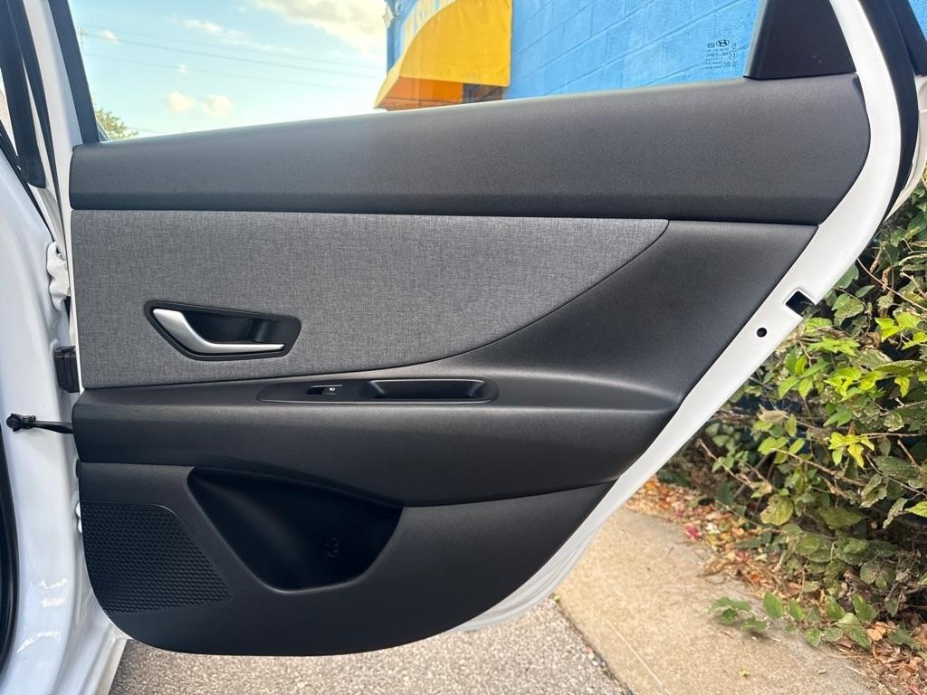 Hyundai Elantra  2024