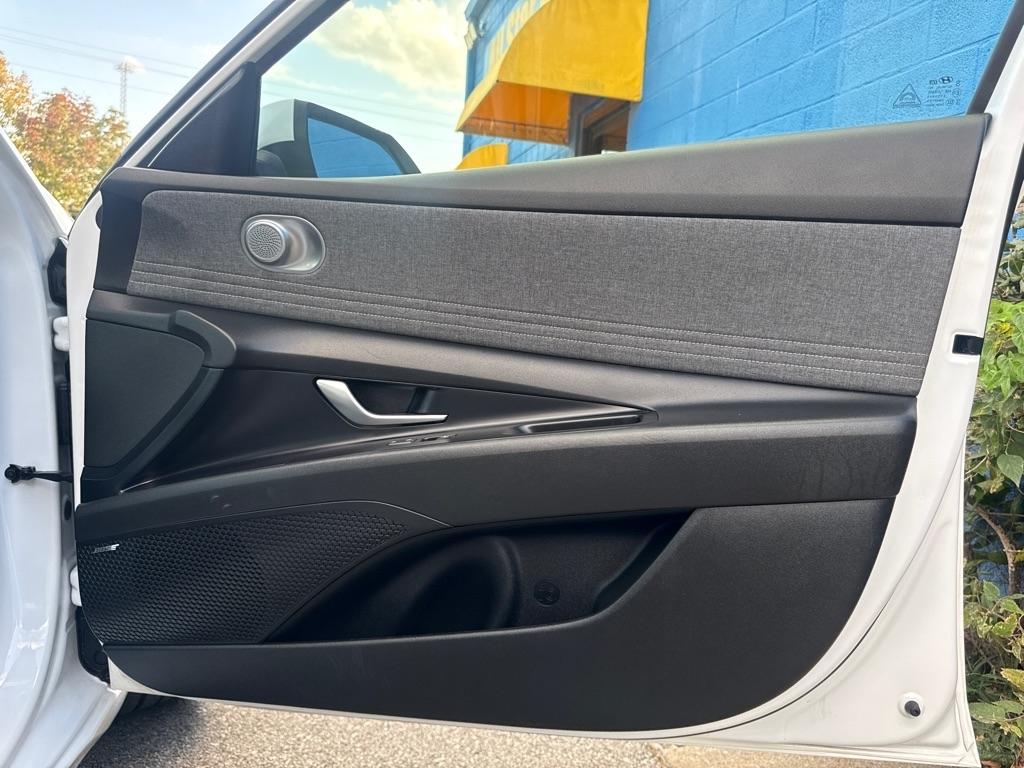 Hyundai Elantra  2024
