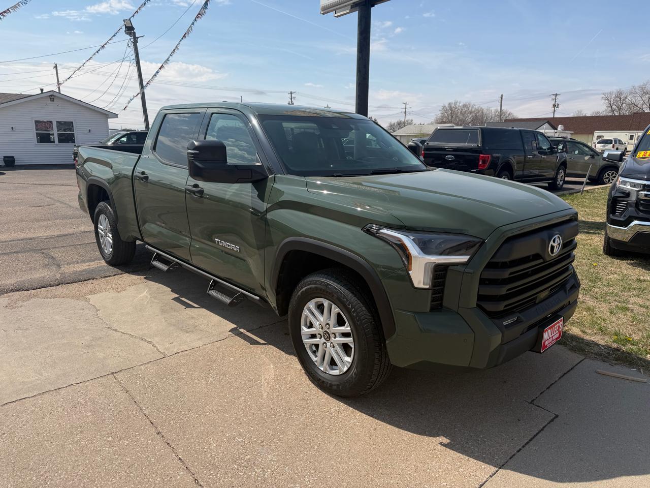 Toyota Tundra 4WD Truck CrewMax 5.7L FFV V8 6-Spd AT SR5 (Natl) 2022