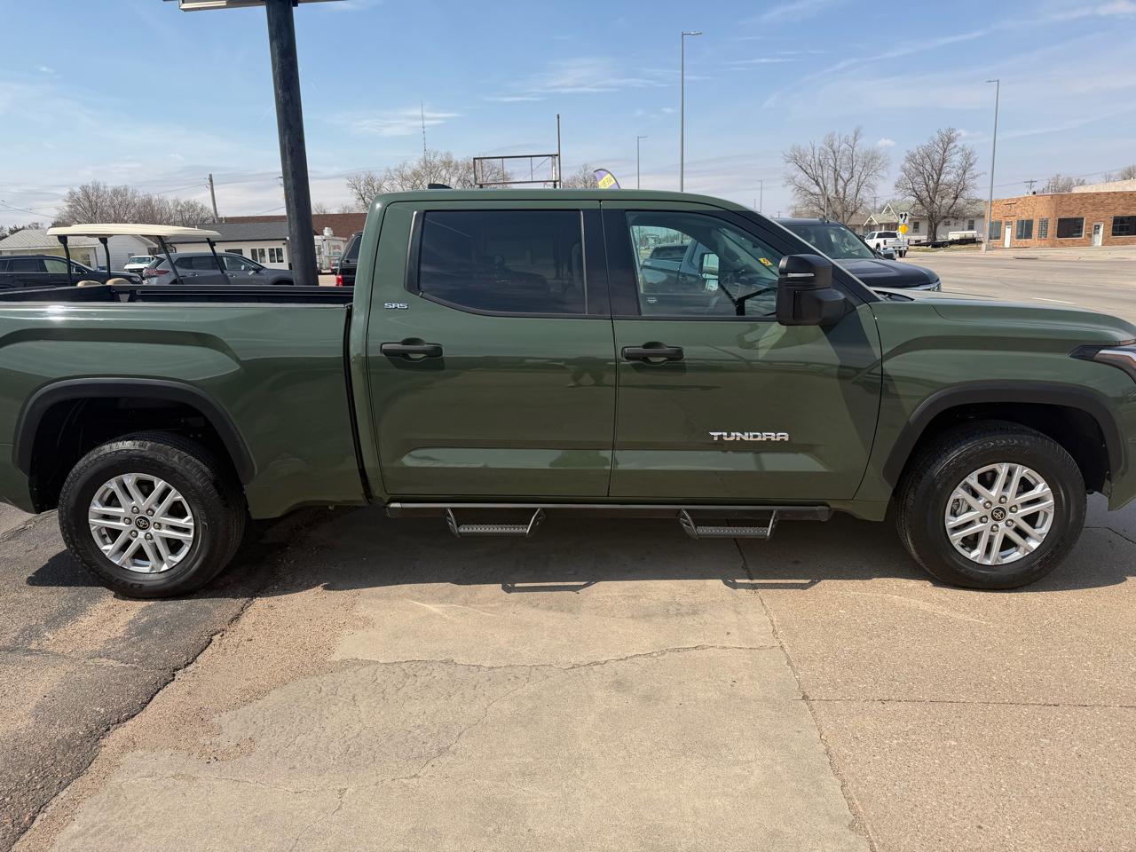 Toyota Tundra 4WD Truck CrewMax 5.7L FFV V8 6-Spd AT SR5 (Natl) 2022