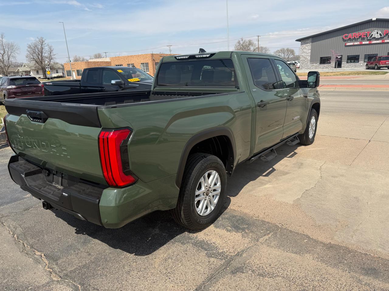 Toyota Tundra 4WD Truck CrewMax 5.7L FFV V8 6-Spd AT SR5 (Natl) 2022