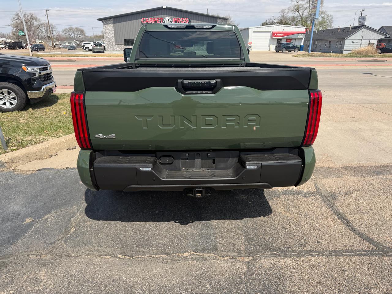 Toyota Tundra 4WD Truck CrewMax 5.7L FFV V8 6-Spd AT SR5 (Natl) 2022