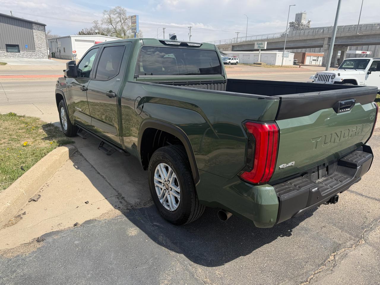 Toyota Tundra 4WD Truck CrewMax 5.7L FFV V8 6-Spd AT SR5 (Natl) 2022