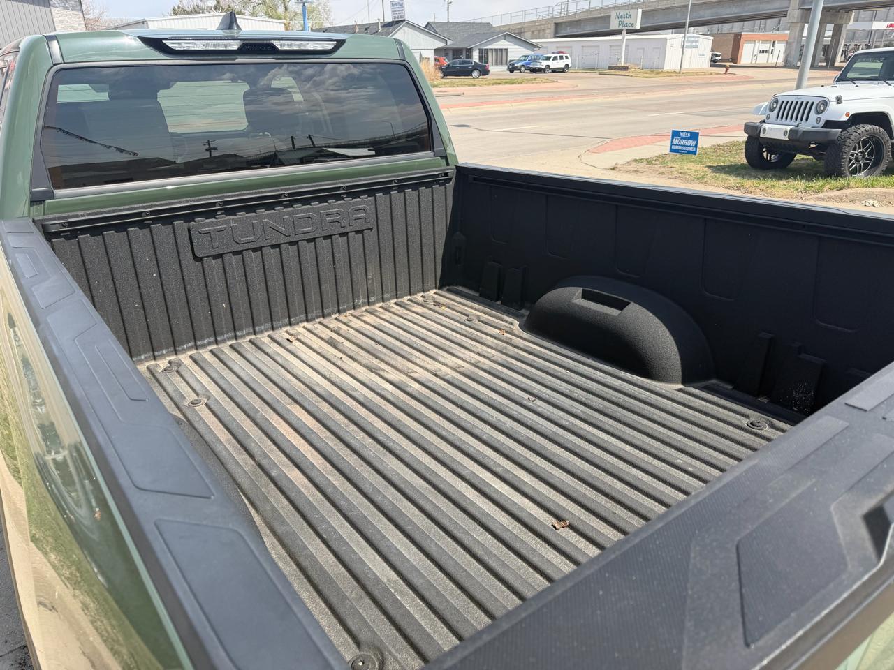 Toyota Tundra 4WD Truck CrewMax 5.7L FFV V8 6-Spd AT SR5 (Natl) 2022