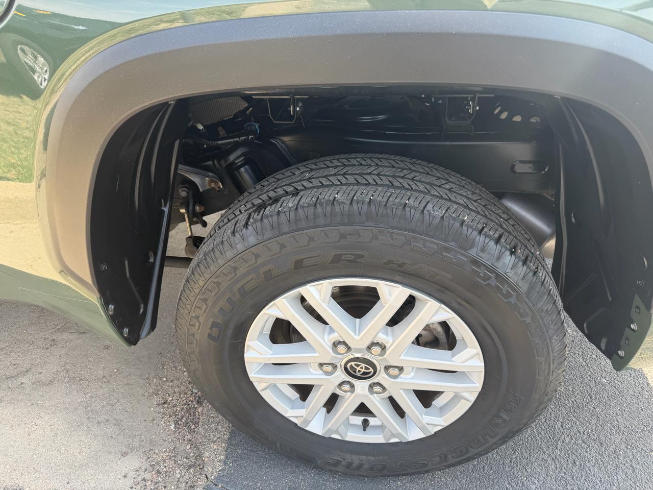 Toyota Tundra 4WD Truck CrewMax 5.7L FFV V8 6-Spd AT SR5 (Natl) 2022