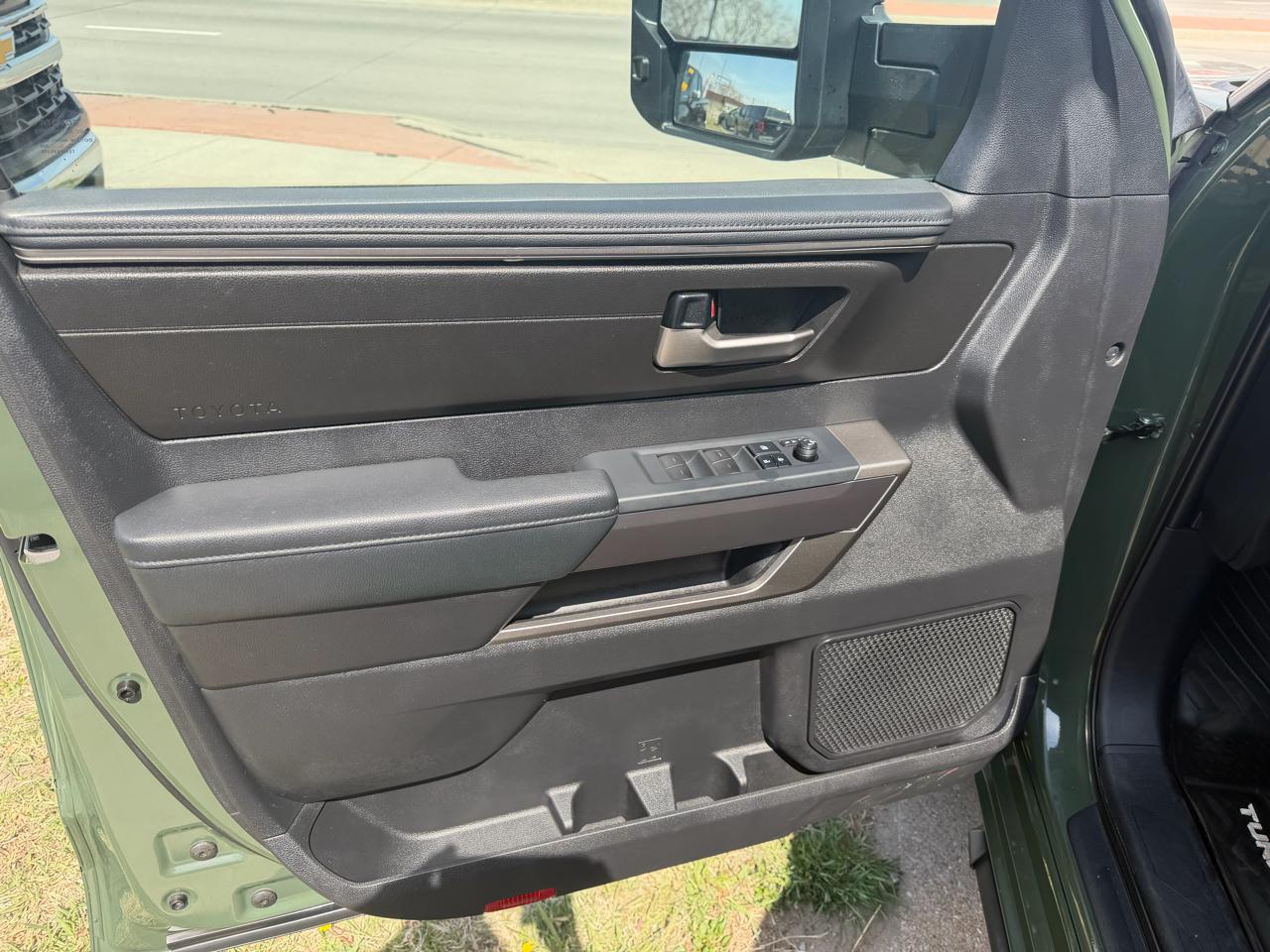 Toyota Tundra 4WD Truck CrewMax 5.7L FFV V8 6-Spd AT SR5 (Natl) 2022