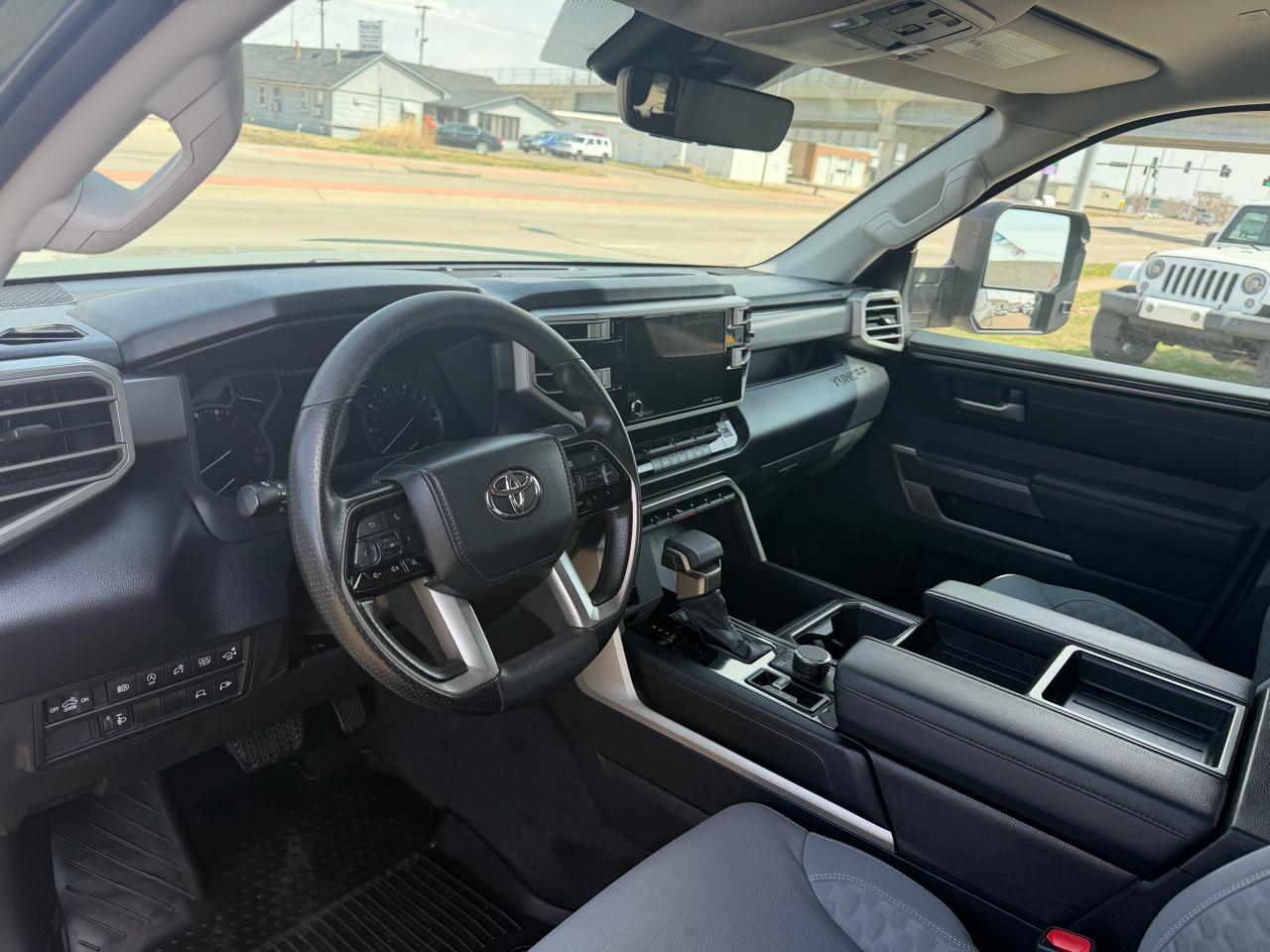 Toyota Tundra 4WD Truck CrewMax 5.7L FFV V8 6-Spd AT SR5 (Natl) 2022