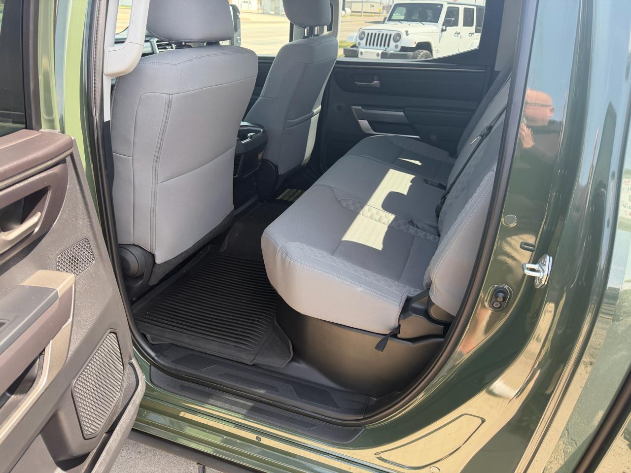 Toyota Tundra 4WD Truck CrewMax 5.7L FFV V8 6-Spd AT SR5 (Natl) 2022