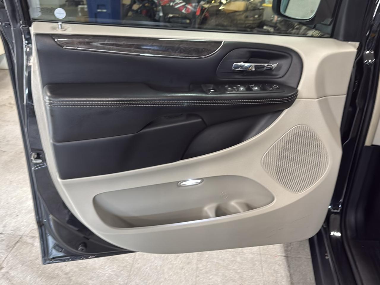 Chrysler Town & Country Touring-L 2016