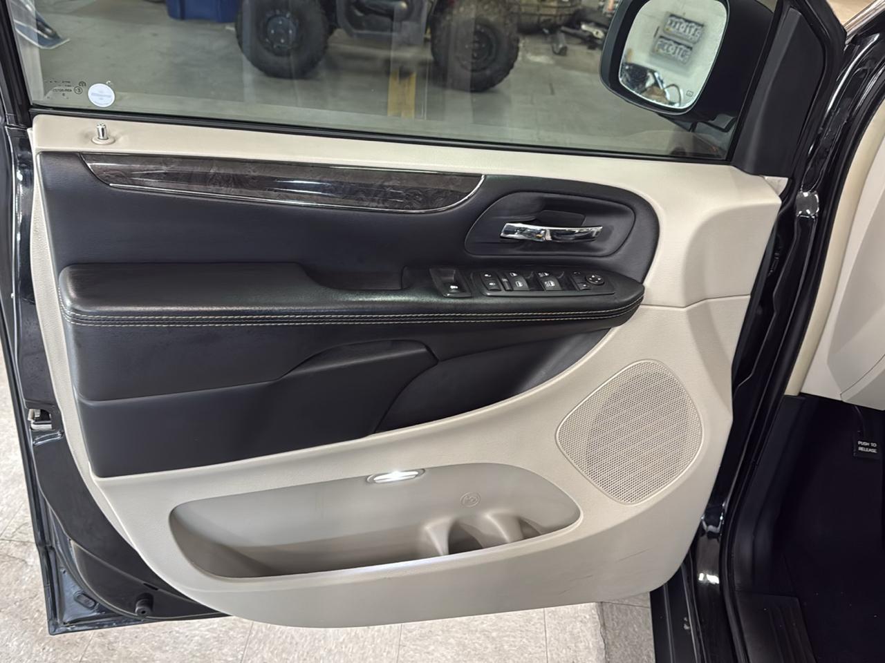 Chrysler Town & Country Touring-L 2016