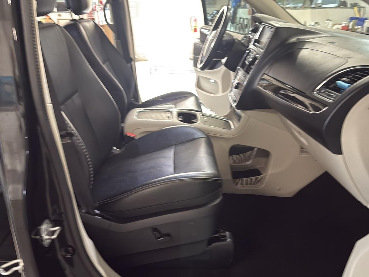 Chrysler Town & Country Touring-L 2016