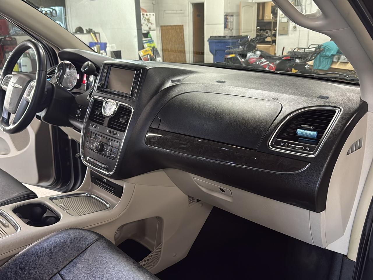 Chrysler Town & Country Touring-L 2016