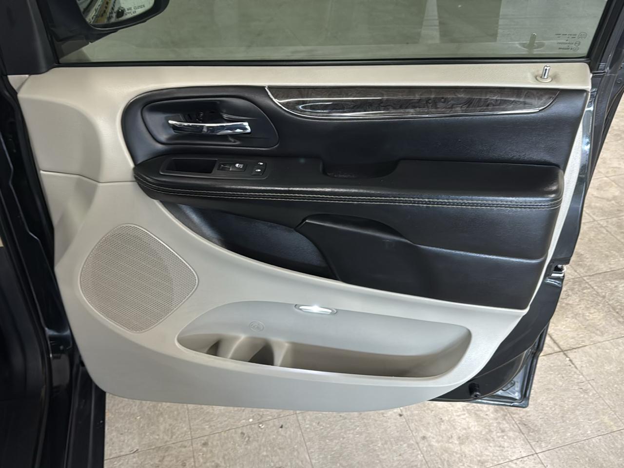 Chrysler Town & Country Touring-L 2016