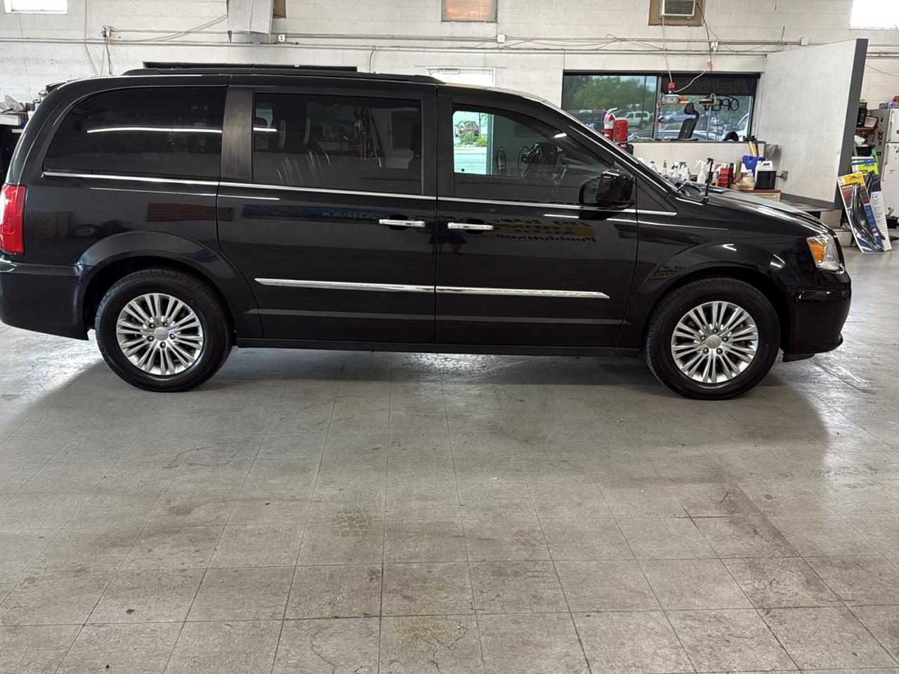 Chrysler Town & Country Touring-L 2016