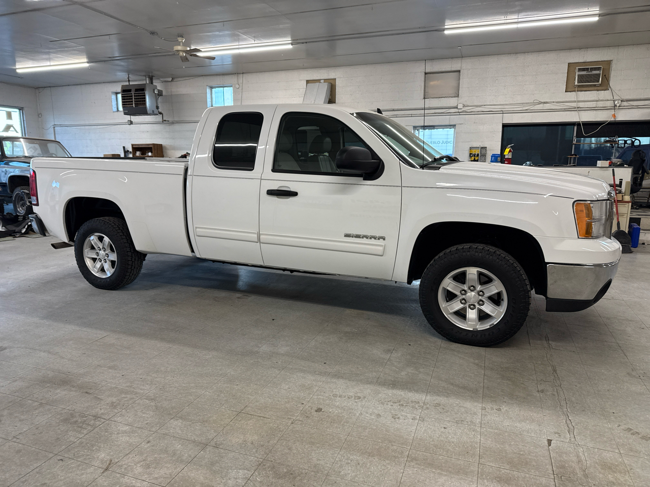 GMC Sierra 1500 SLE Ext. Cab 2WD 2011