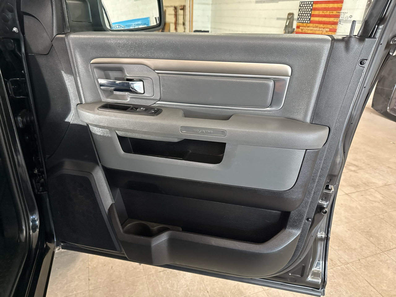 RAM 1500 Big Horn Crew Cab 4WD 2018