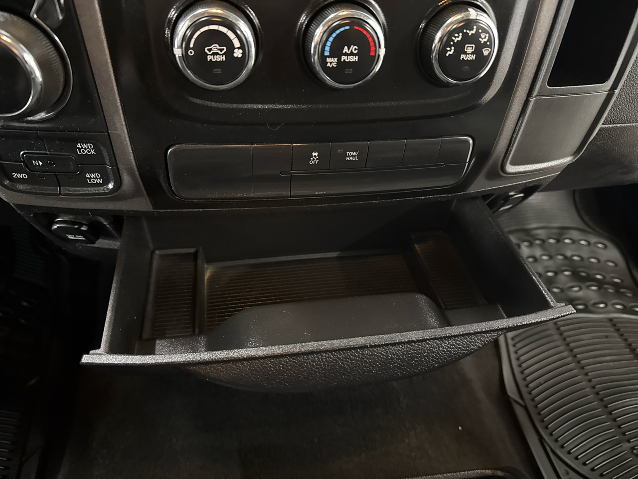 RAM 1500 Tradesman Crew Cab 4WD 2016