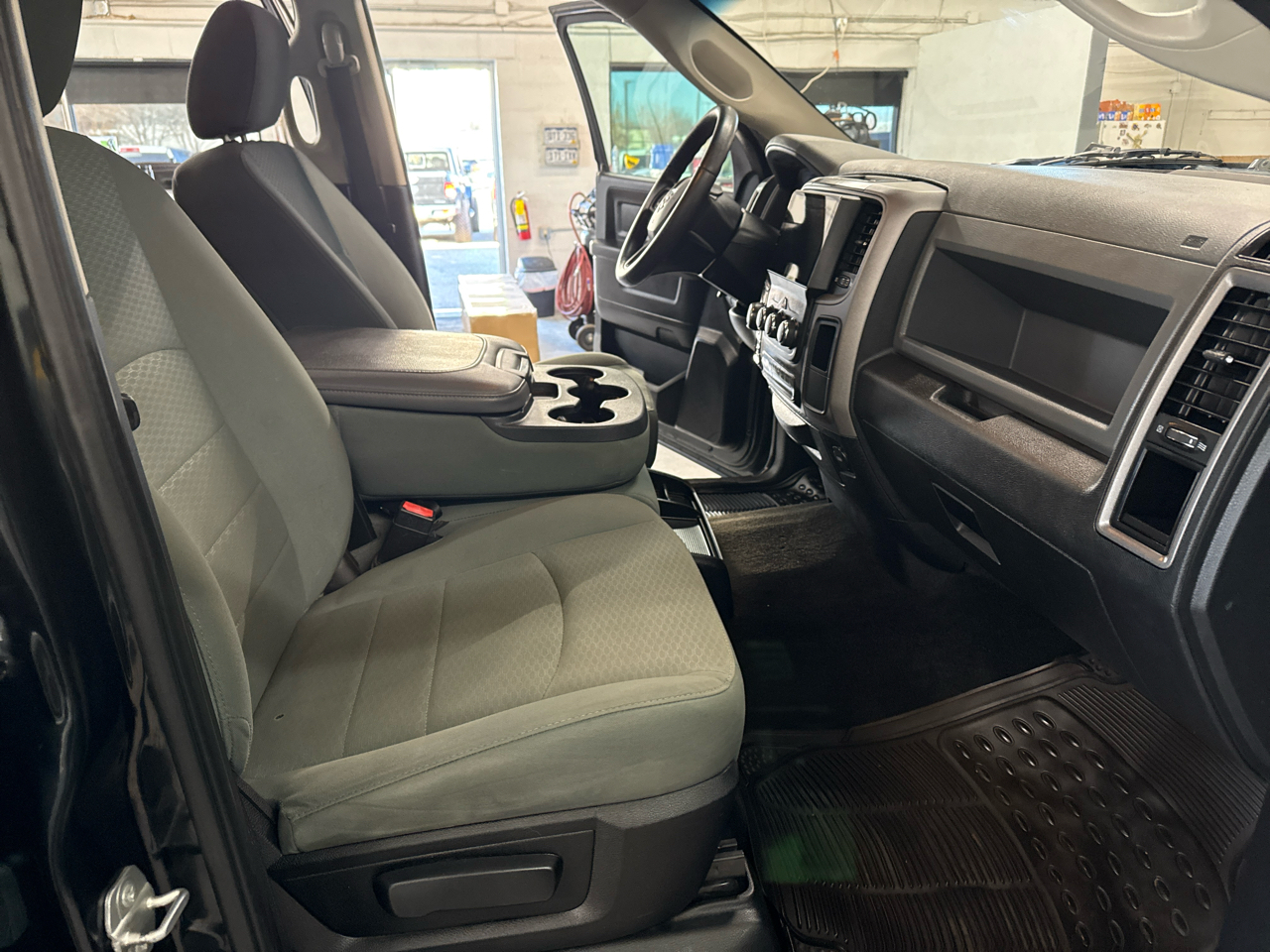 RAM 1500 Tradesman Crew Cab 4WD 2016