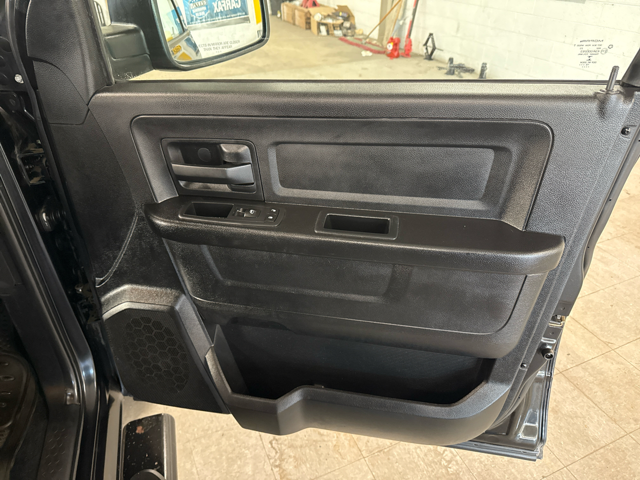 RAM 1500 Tradesman Crew Cab 4WD 2016