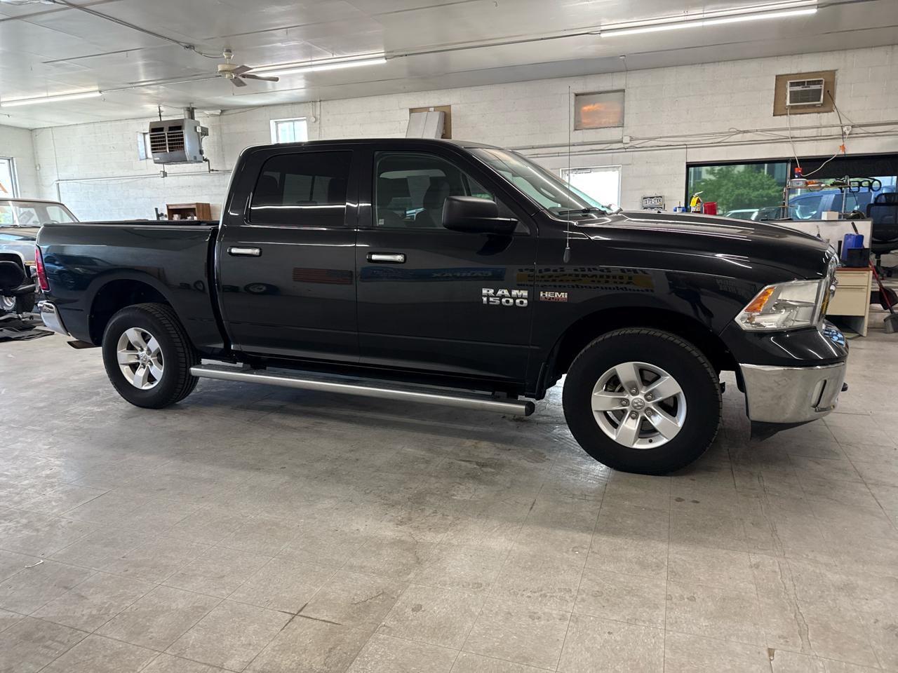 RAM 1500 SLT Crew Cab 4WD 2017