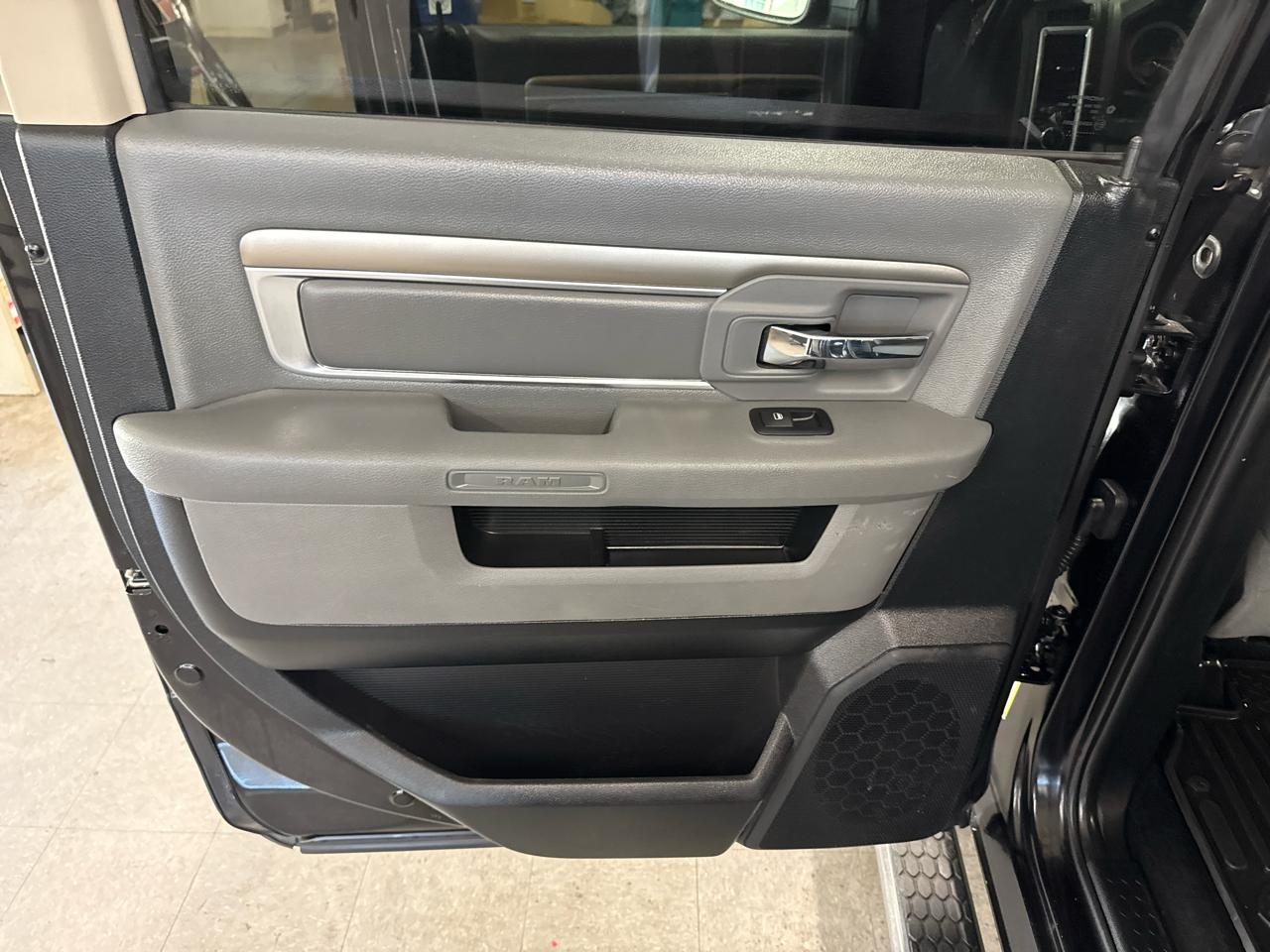 RAM 1500 SLT Crew Cab 4WD 2017
