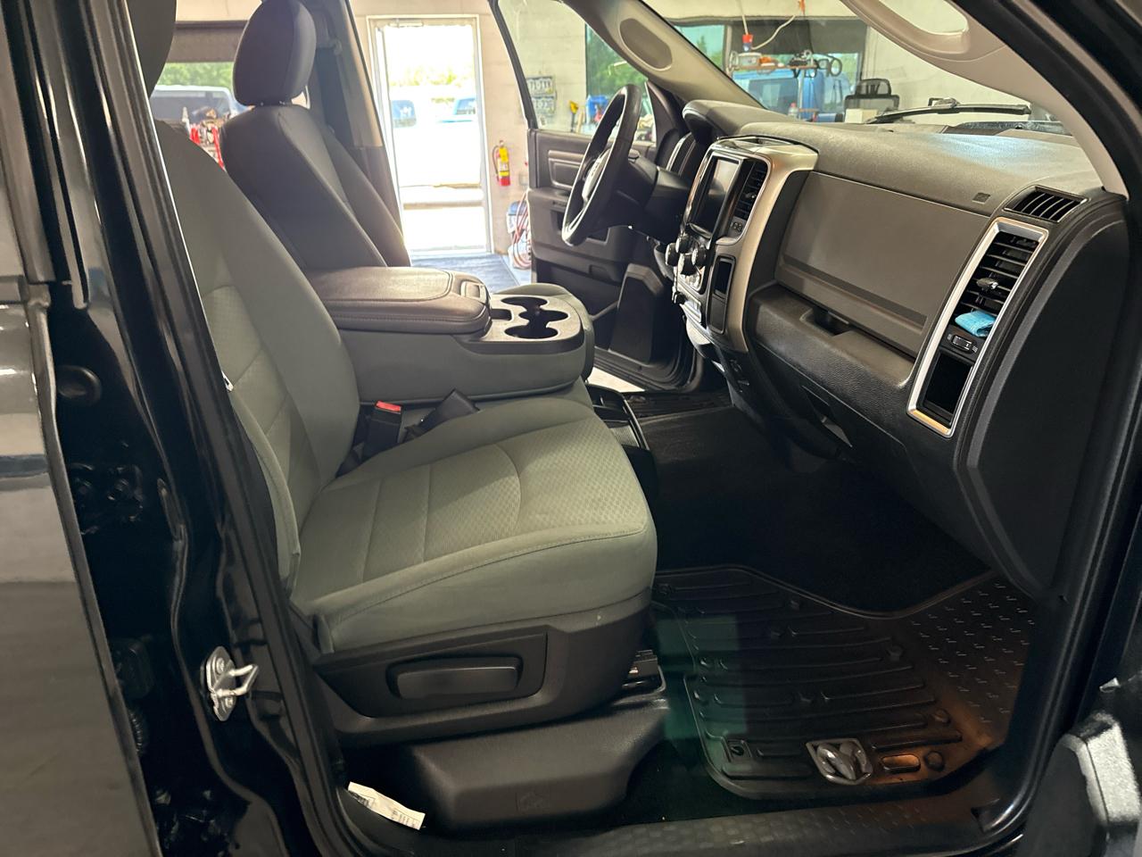 RAM 1500 SLT Crew Cab 4WD 2017