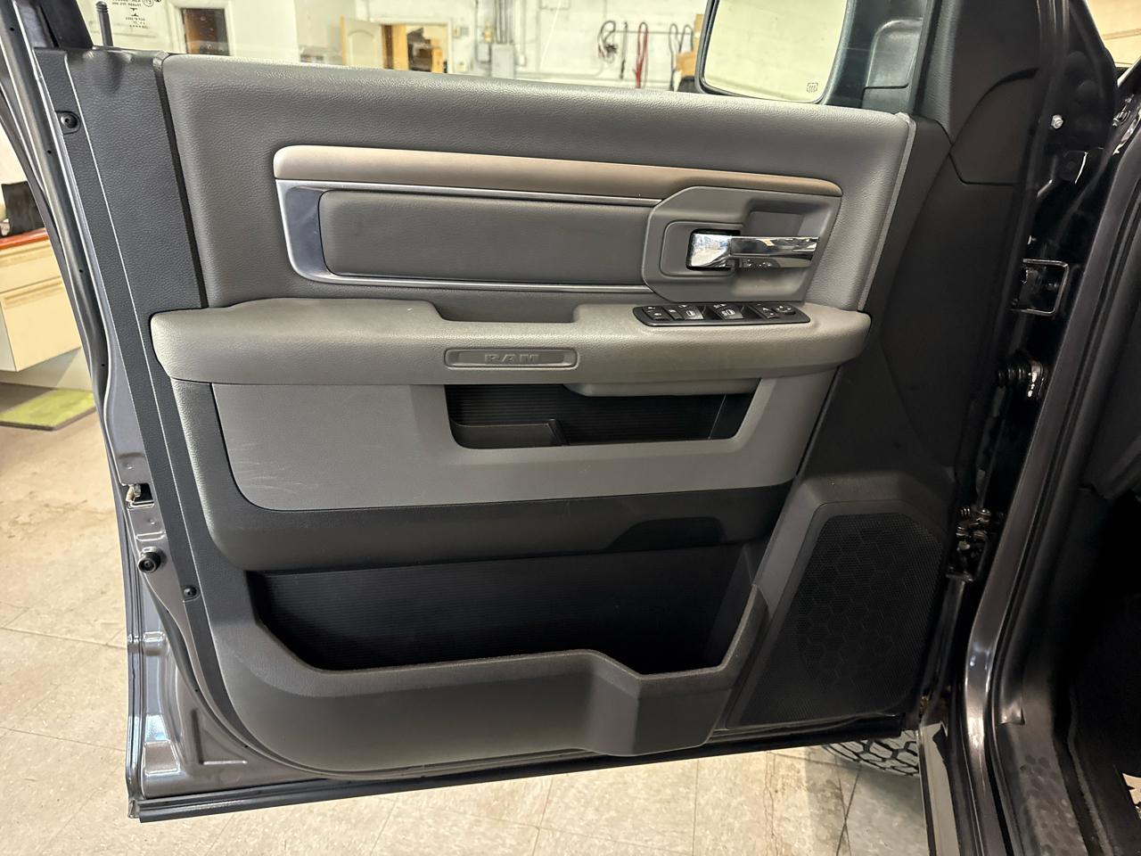 RAM 1500 Big Horn Crew Cab 4WD 2017