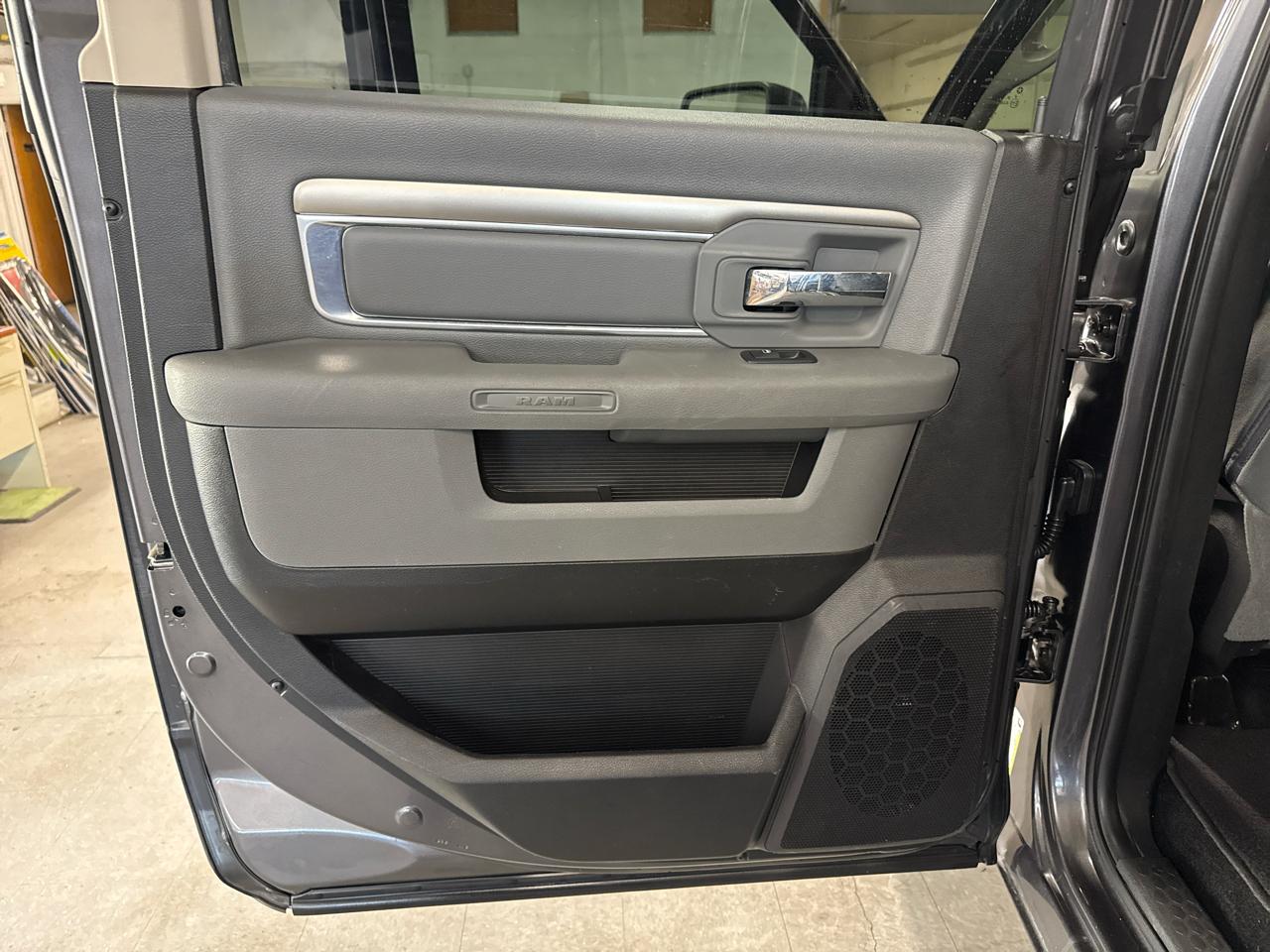 RAM 1500 Big Horn Crew Cab 4WD 2017