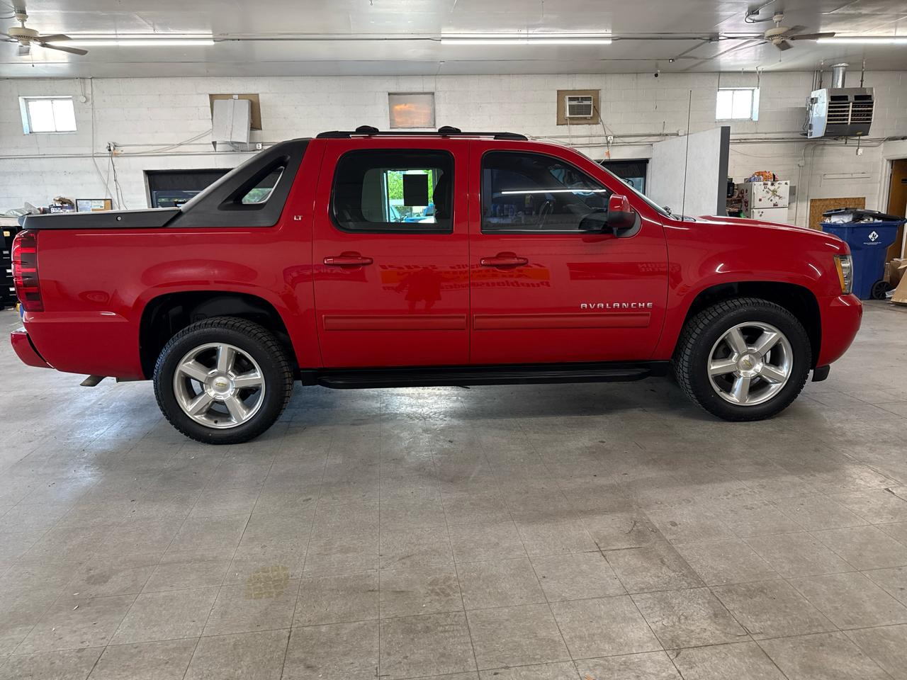 Chevrolet Avalanche LT 4WD 2012