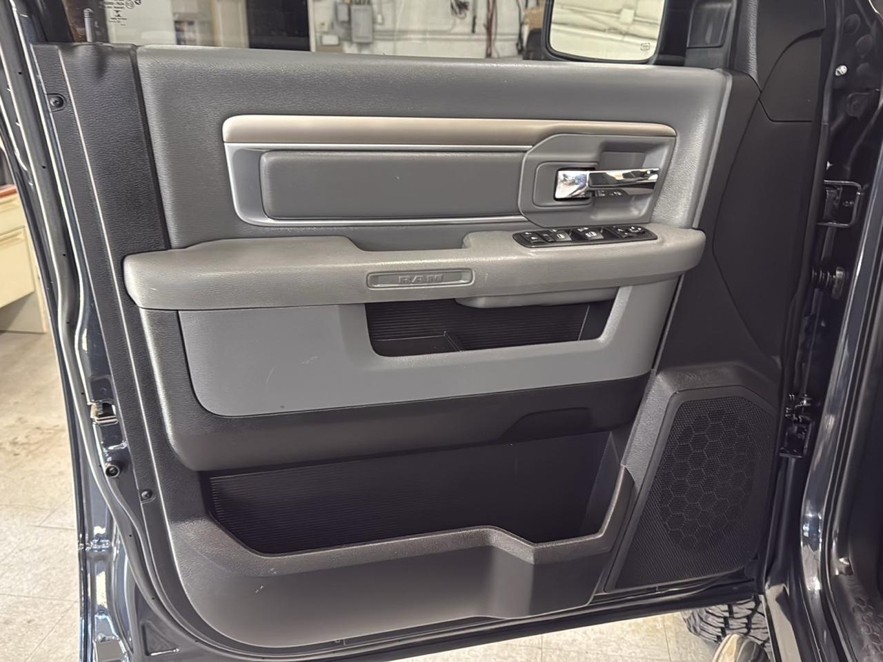 RAM 1500 Big Horn Crew Cab 4WD 2016
