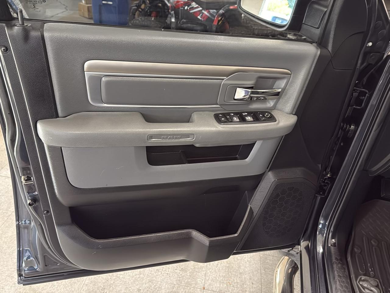 RAM 1500 Big Horn Crew Cab 4WD 2016