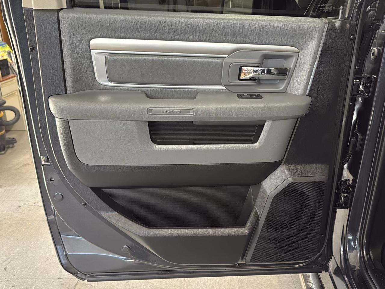 RAM 1500 Big Horn Crew Cab 4WD 2016