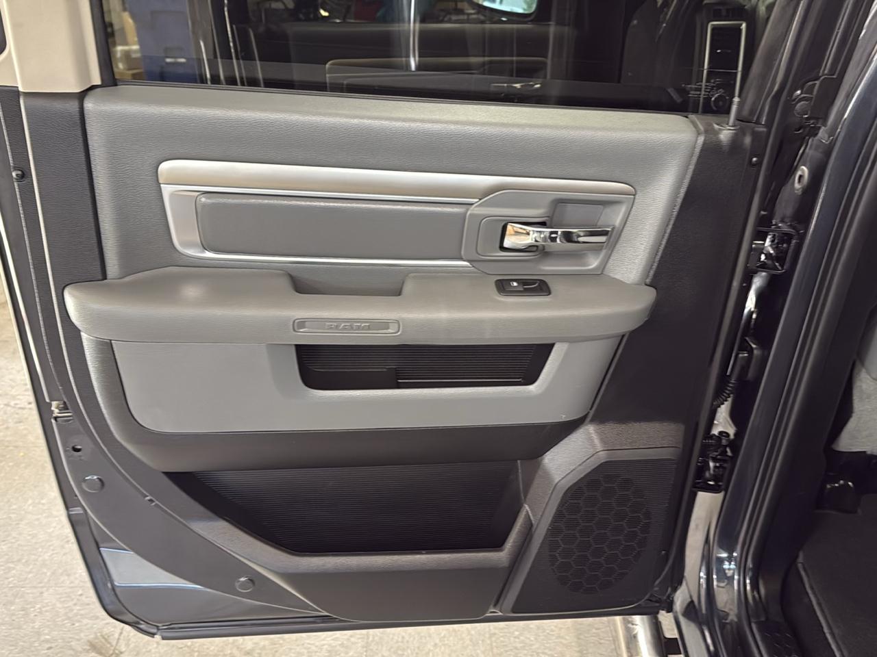 RAM 1500 Big Horn Crew Cab 4WD 2016
