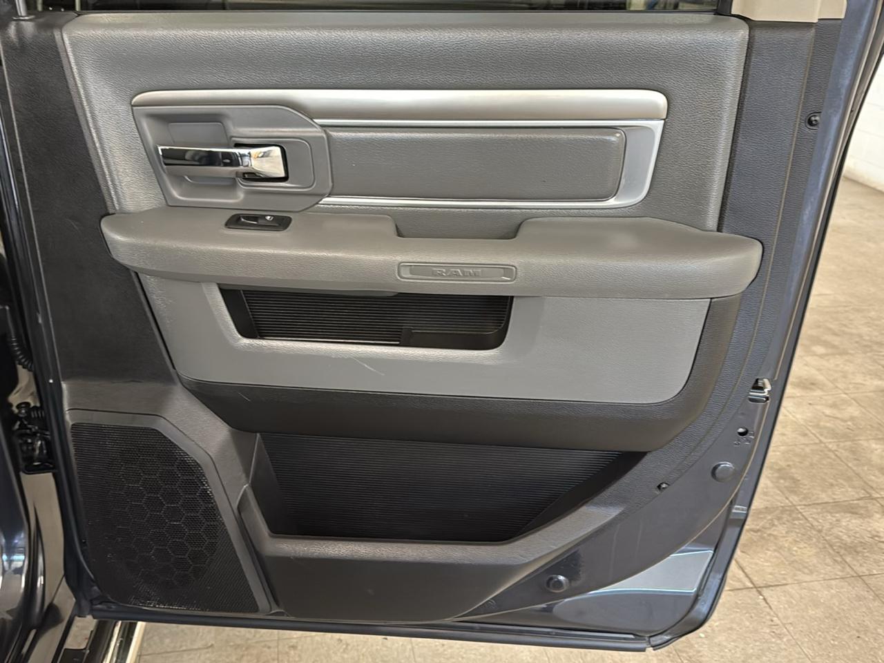 RAM 1500 Big Horn Crew Cab 4WD 2016