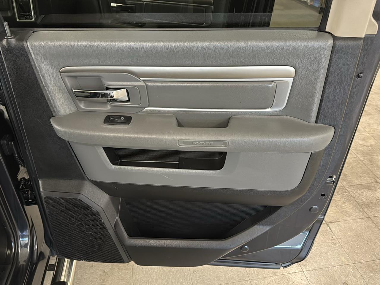 RAM 1500 Big Horn Crew Cab 4WD 2016